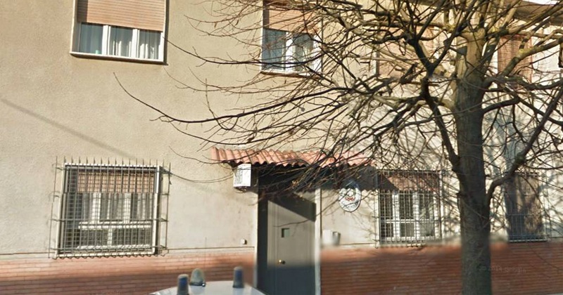 In preda ai fumi dell’alcol urina contro la caserma dei Carabinieri di Solero