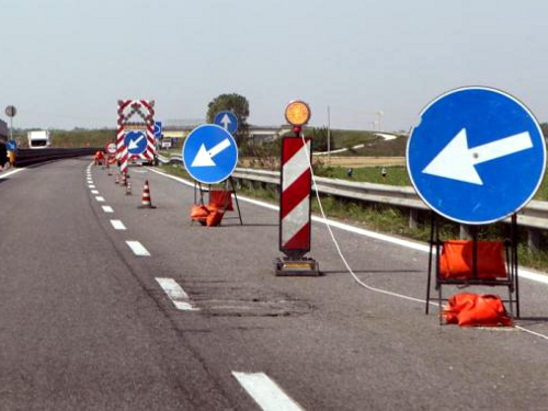 Restringimento a una corsia per quattro ore sulla strada provinciale 10