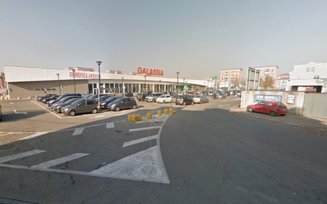 Rubano abbigliamento intimo e prodotti per capelli al supermercato Galassia: fermati alle casse