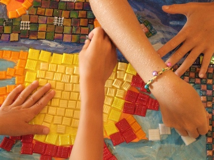 Un grande mosaico di tappi di plastica per celebrare i diritti dell’Infanzia