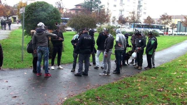 Polizia davanti a una scuola e ai giardini di Casale: sequestrati alcuni grammi di marijuana e hashish