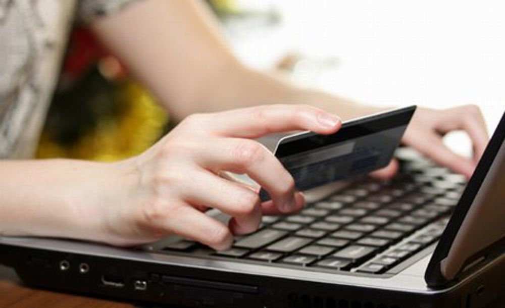 Paga 900 euro per tre telefonini mai arrivati