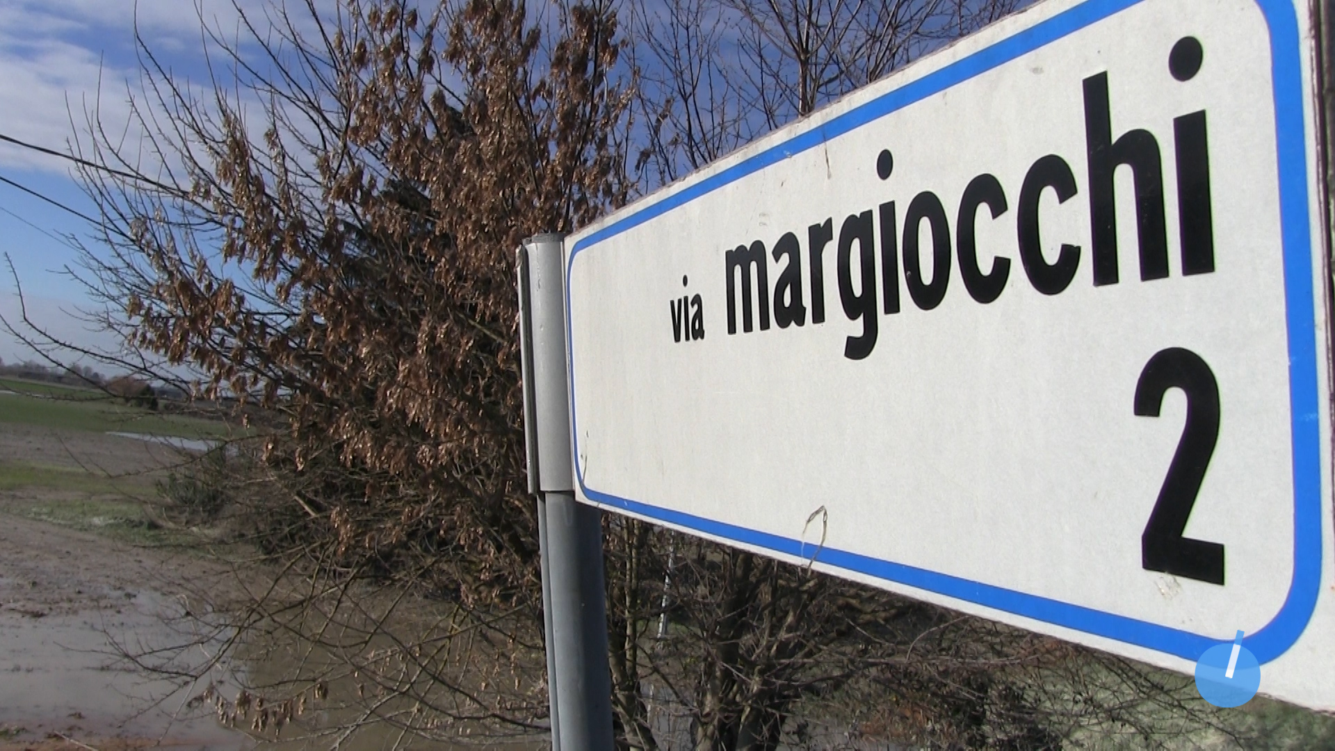 Il sole brilla ma il fango è ancora lì. In via Margiocchi i danni sono uguali a quelli del 1994
