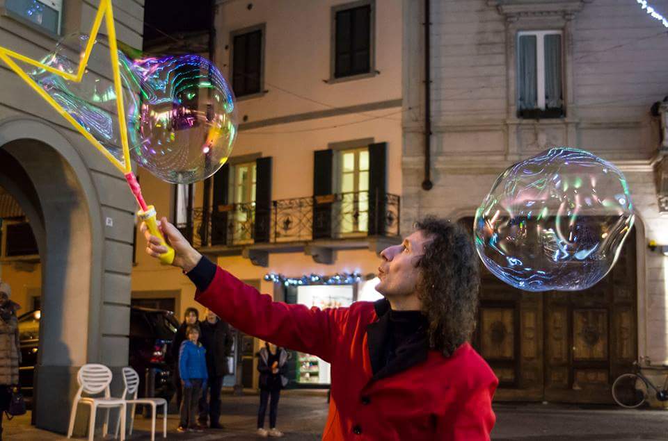 Giochi circensi, musica e balli: Alessandria comincia il 2017 in piazza Gobetti
