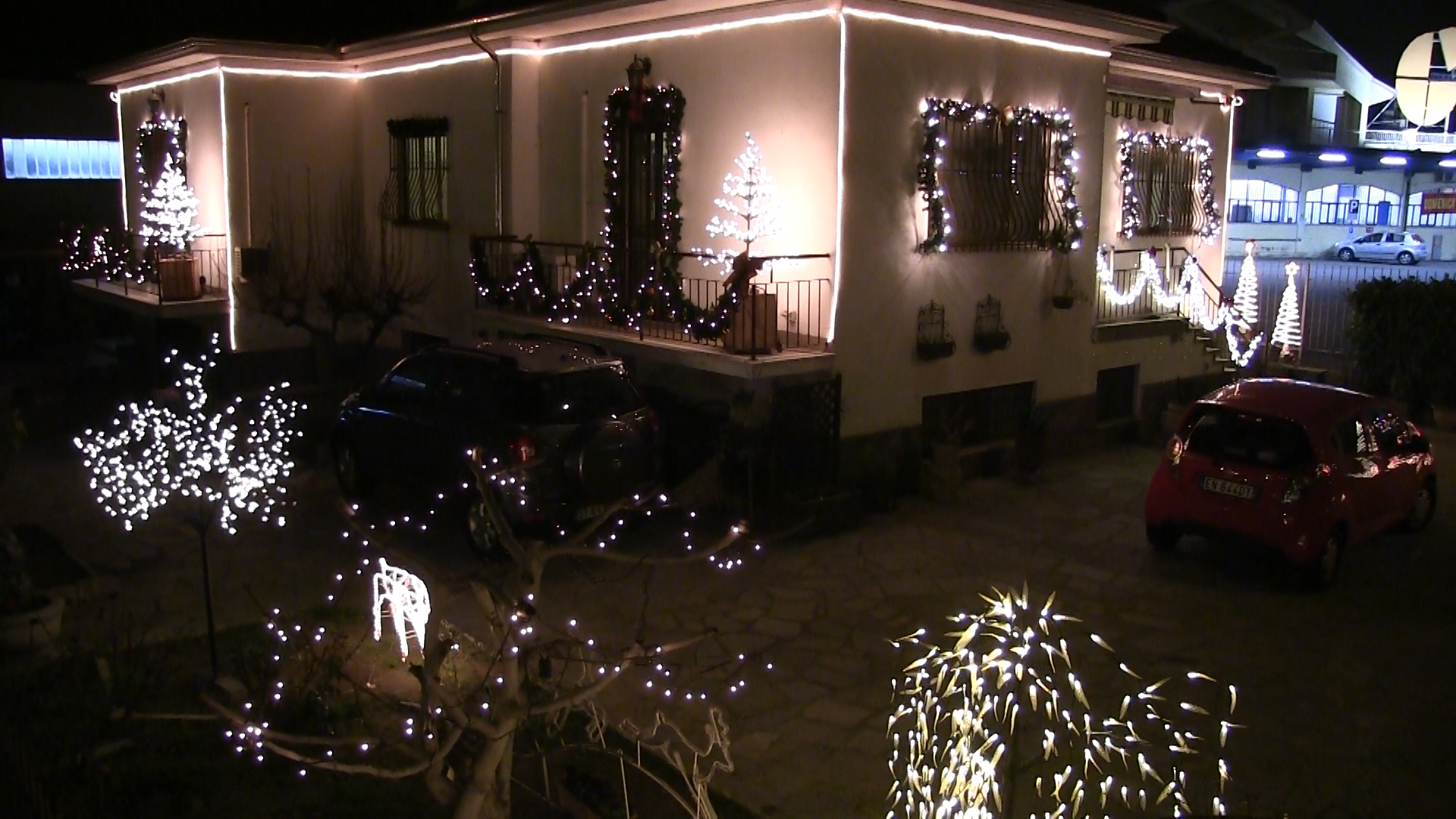 Le luci e gli addobbi della “casa degli Elfi” che illuminano via Giordano Bruno