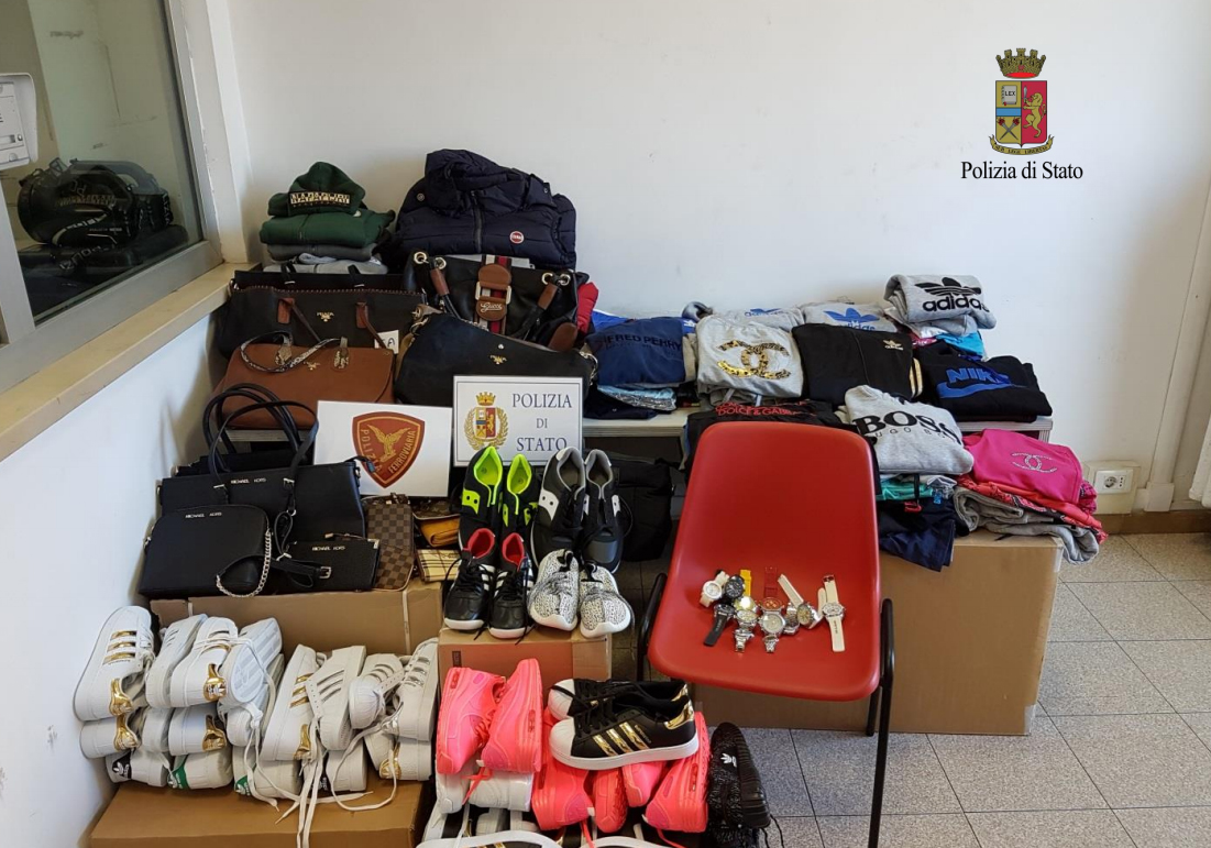 Denunciati in 5 dopo i controlli durante la fiera di Santa Caterina: sequestrati diversi capi contraffatti