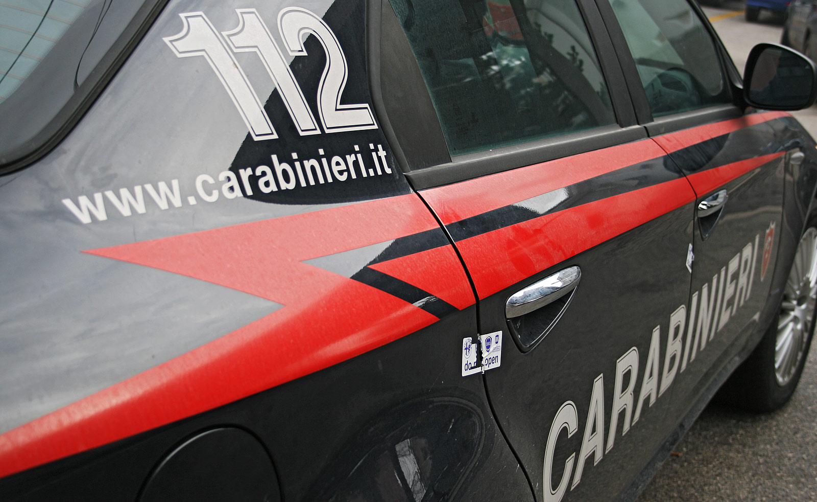 Danneggiati una panchina e un cartello stradale a Ticineto: denunciati quattro ragazzi