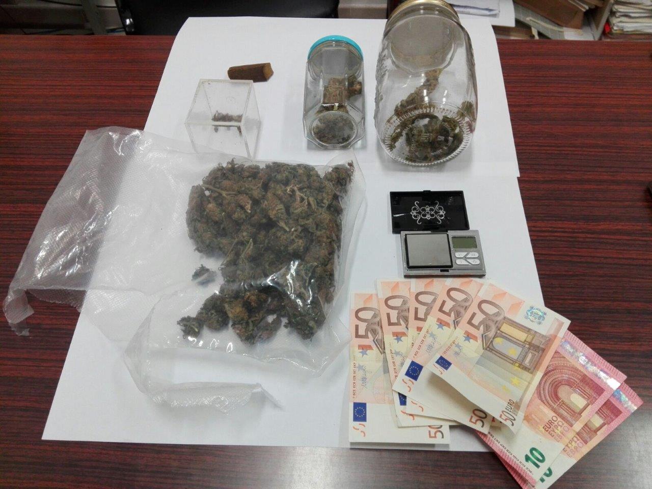 I Carabinieri e il cane Fox scoprono oltre 2.7 chili di droga