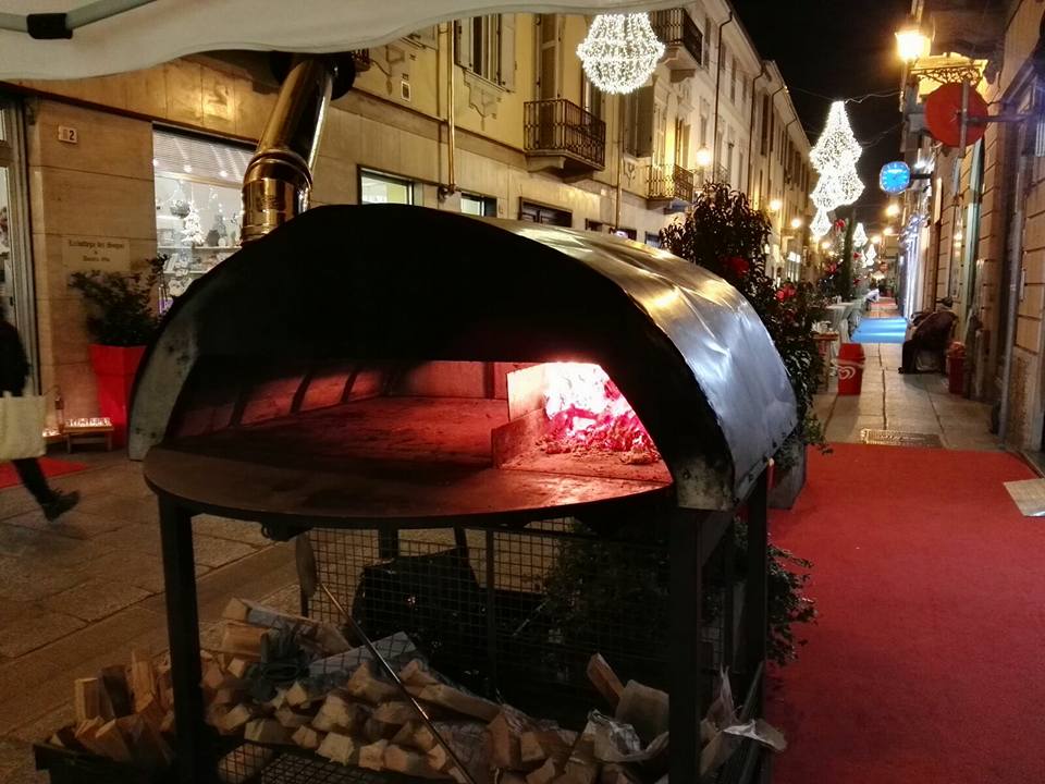 La via della pizza fa scendere in strada con i piatti di casa: “basta un po’ di coraggio e la città risponde”