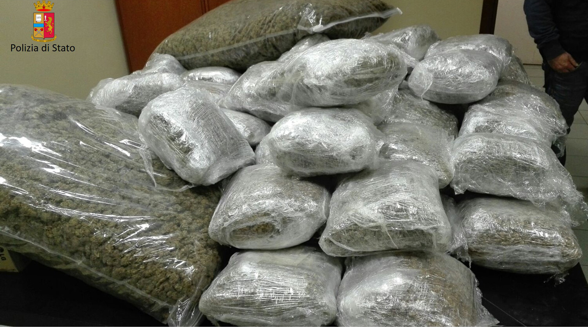 La Polizia sequestra 110 chili di marijuana: erano su un furgone lungo la tangenziale per Ovada
