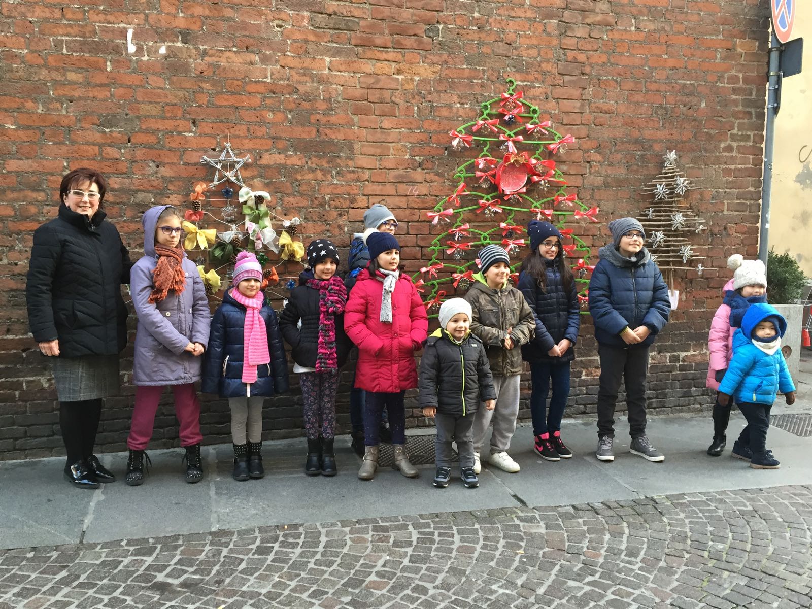 Gli speciali auguri dei bambini di Casale davanti agli Alberi di Natale del riciclo