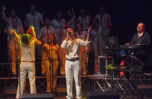 Sonorità gospel, canti natalizi e solidarietà sul palco del Teatro Ambra