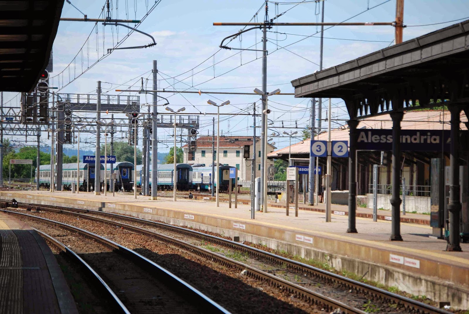 Sorpresi a farsi la doccia negli spogliatoi dei ferrovieri, denunciati