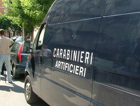 Un borsone e un pacco lasciati in strada ad Alessandria: nessun ordigno all’interno