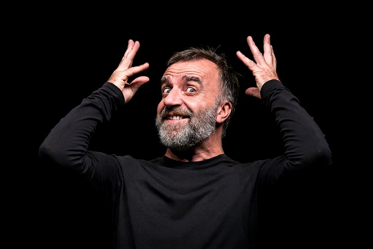 “Bistagno in palcoscenico” apre il sipario con “Mistero Buffo” di Ugo Dighero