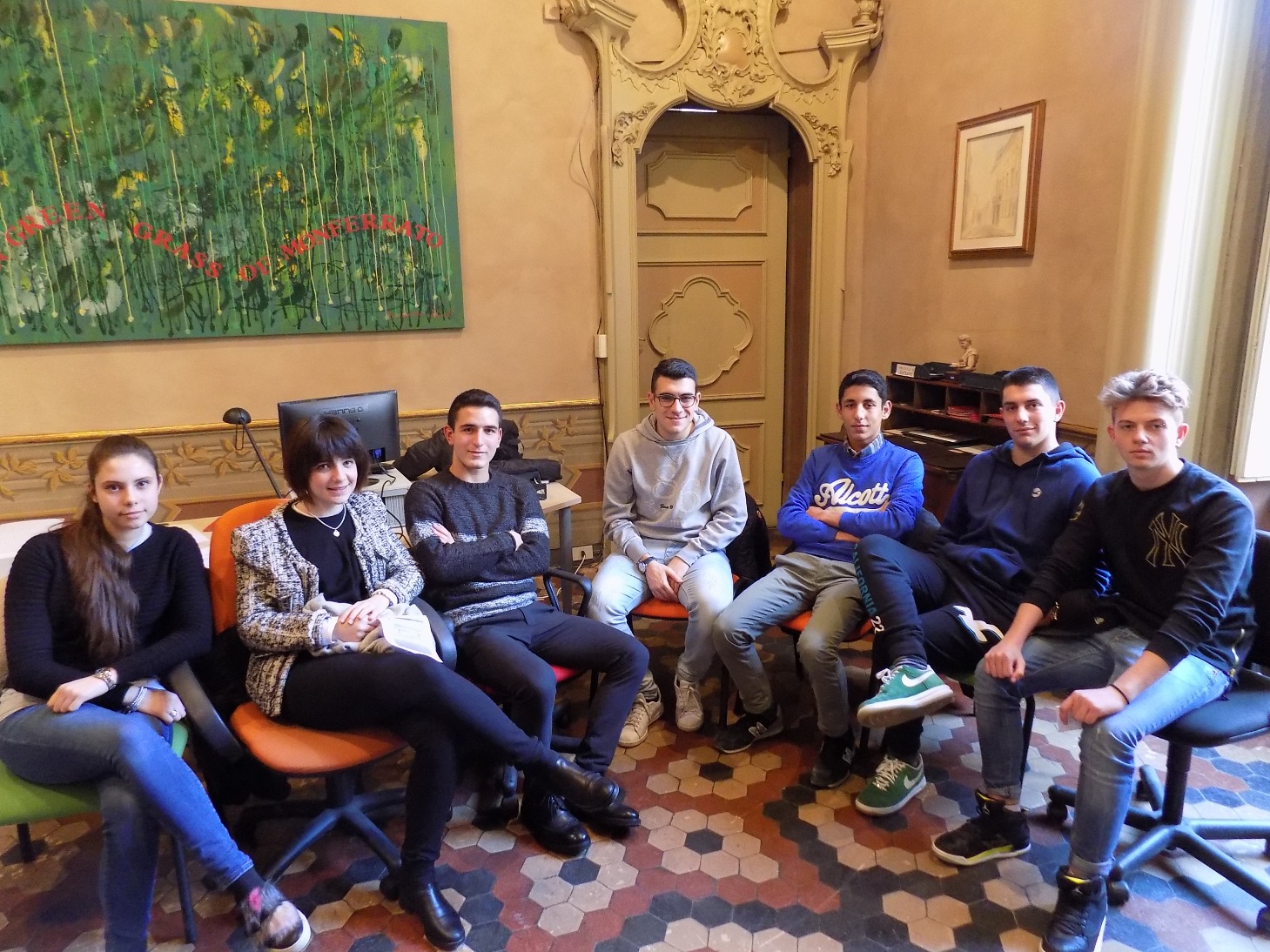 A Casale 5 panchine si tingono di giallo contro il bullismo. La Consulta degli studenti cerca giovani artisti per decorarle