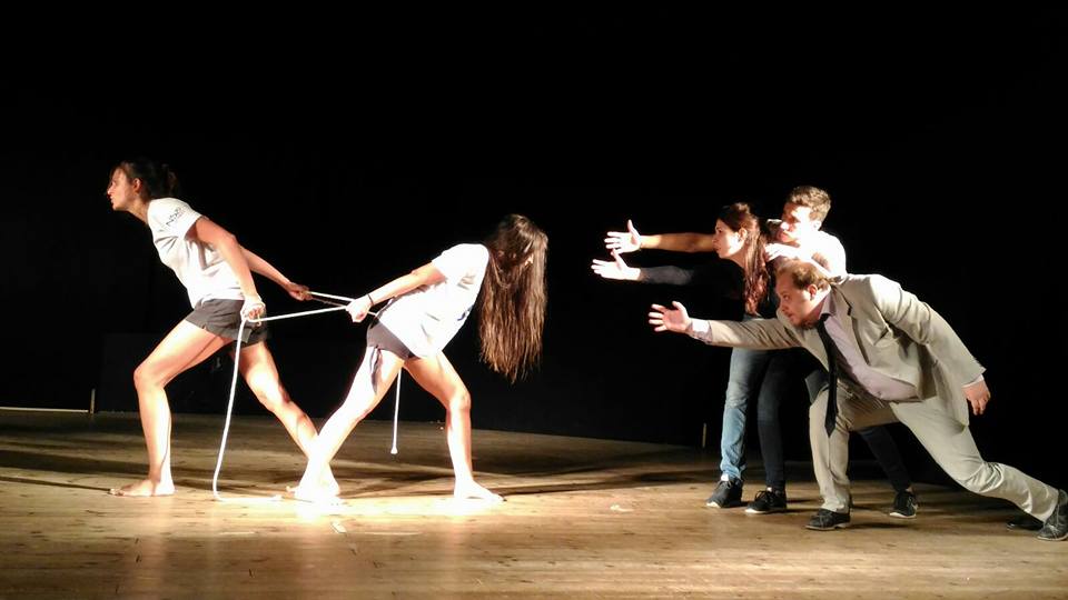 Con “Parla di te” il diffuso senso di inadeguatezza è in scena al Teatro Giacometti