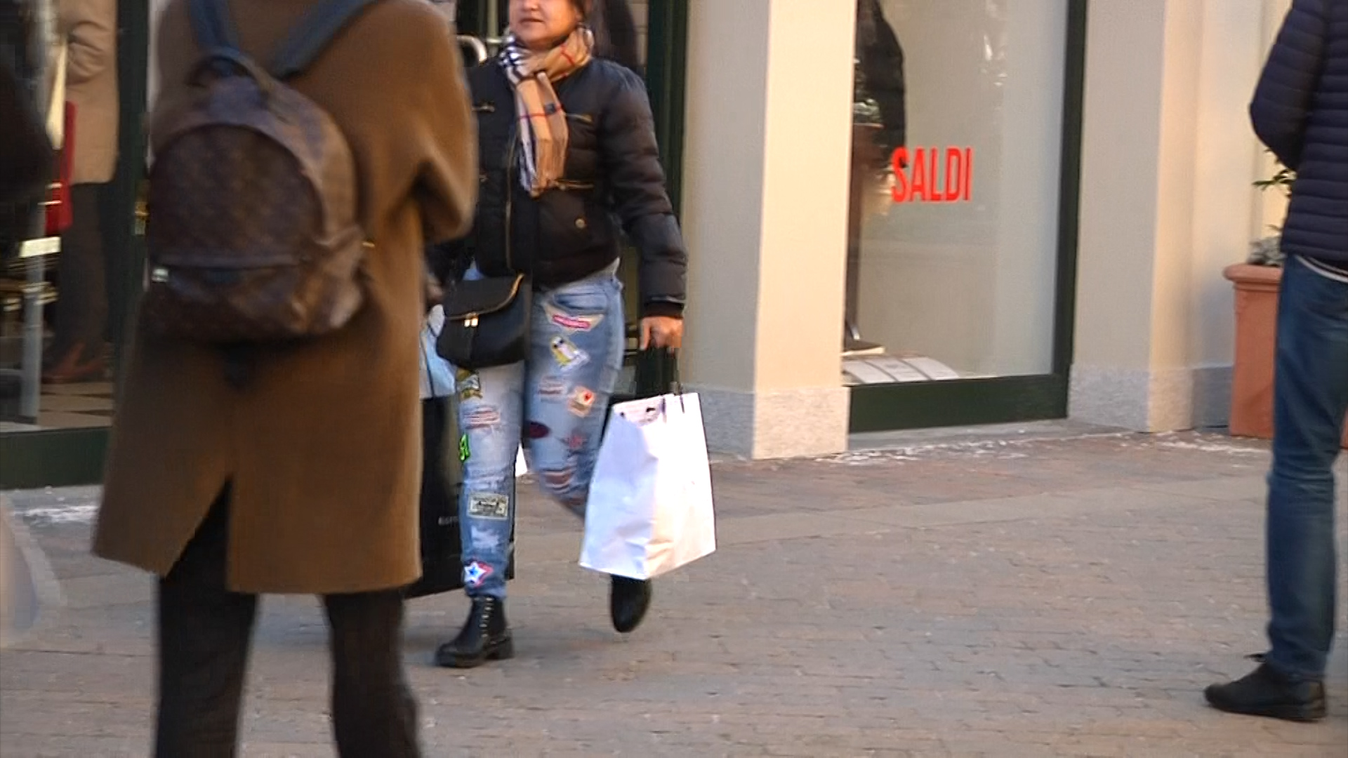 Saldi invernali al via il 3 gennaio, ma gli sconti sono già partiti: “In 2 milioni hanno comprato”