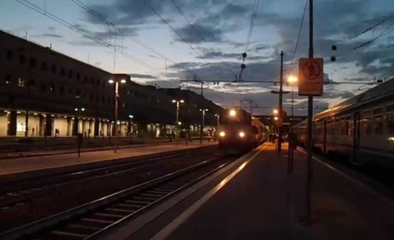 Picchia una ragazza per costringerla a un rapporto sessuale: arrestato alla stazione