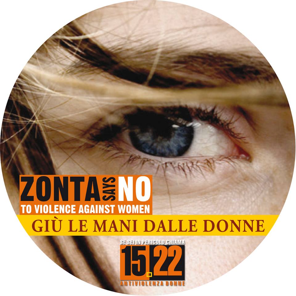 Uno striscione contro la violenza sulle donne prima di Alessandria-Lucchese