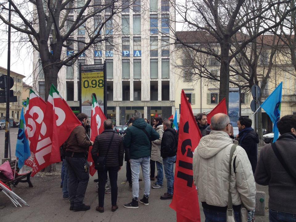 I lavoratori di Telecity sotto la Prefettura contro i 69 licenziamenti