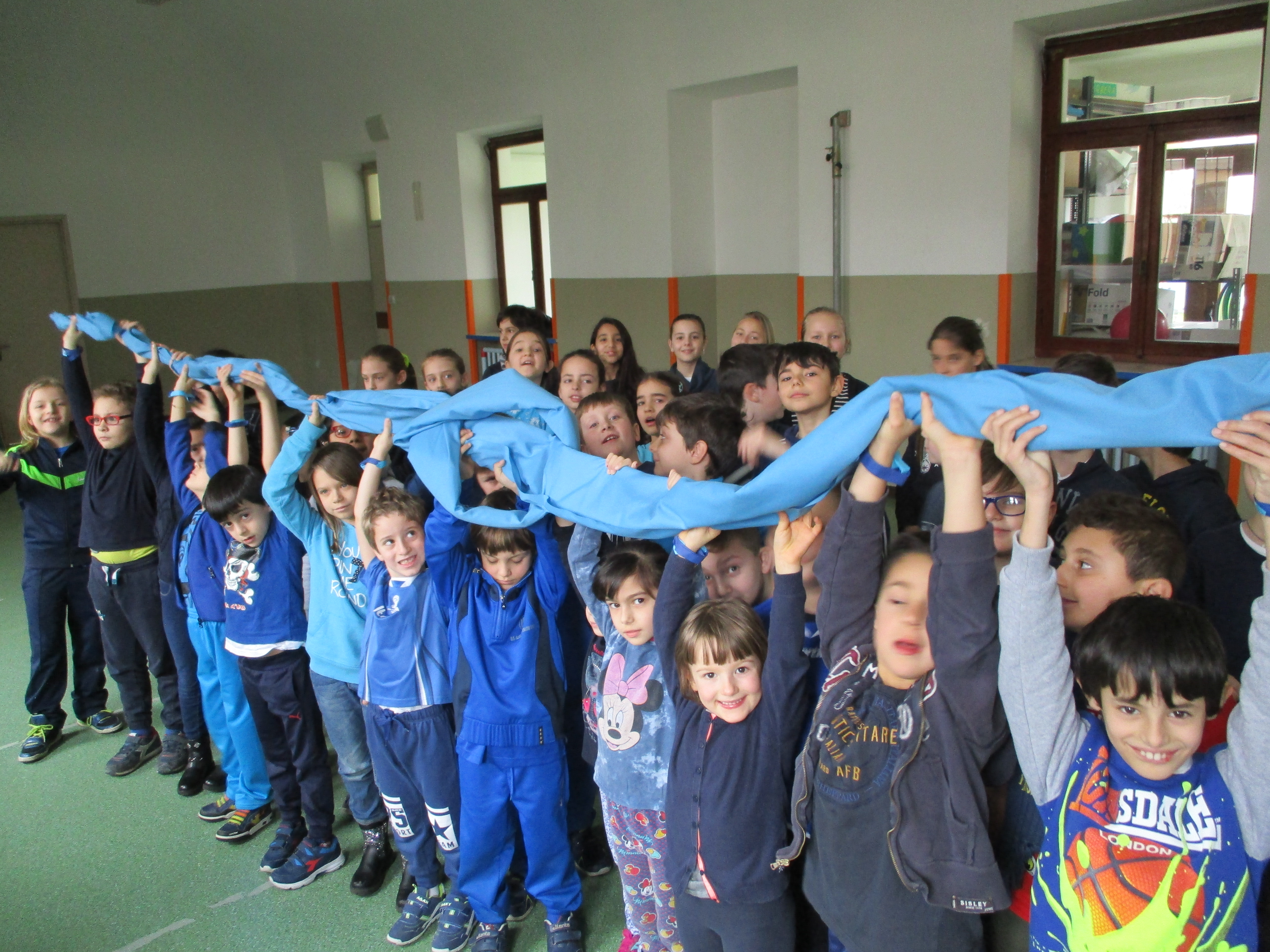Dai bimbi della scuola di Quargnento un grande nodo blu contro il bullismo