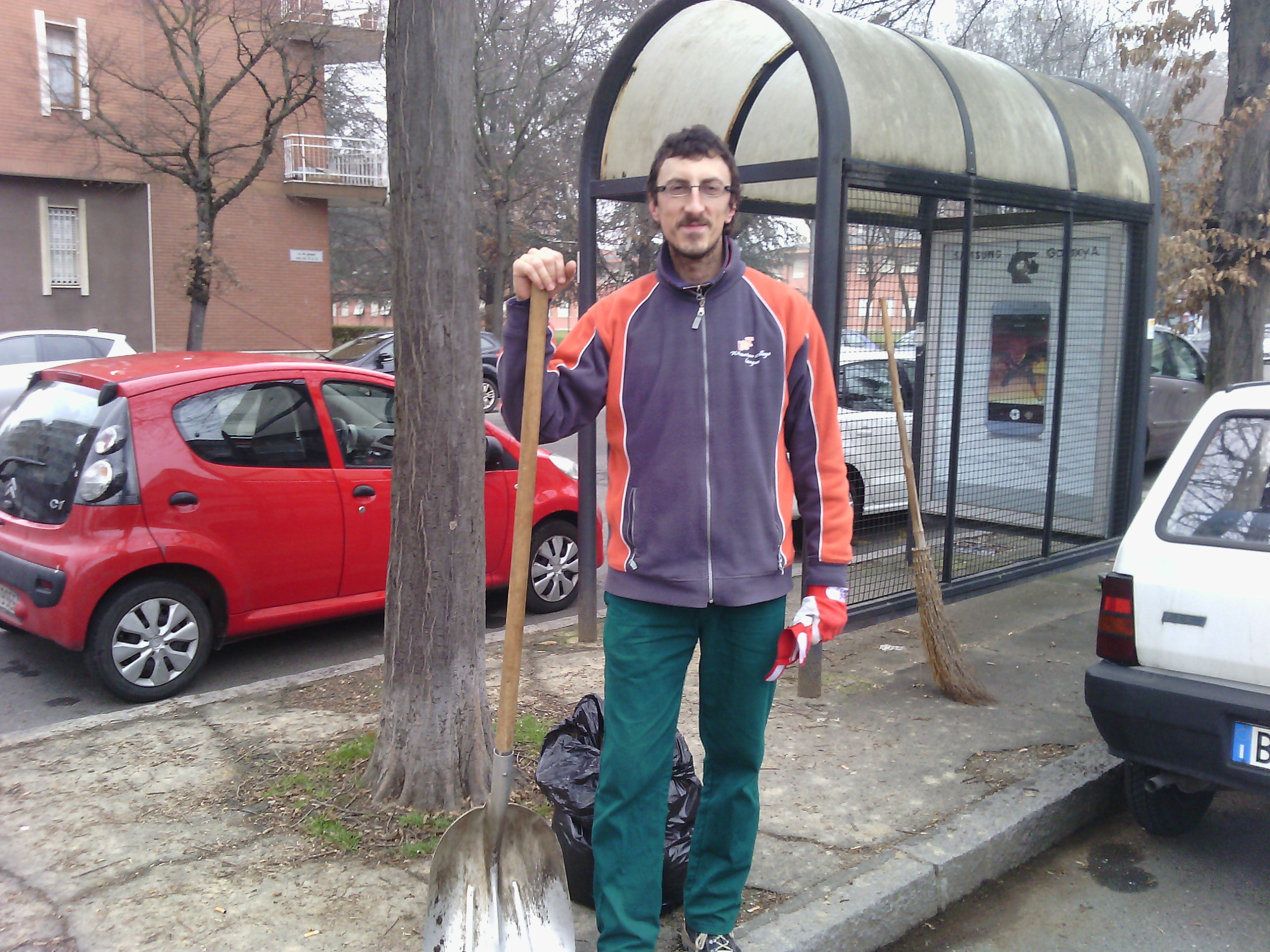 Raccoglie foglie e cartacce di domenica: l’esempio dell’alessandrino Fabio