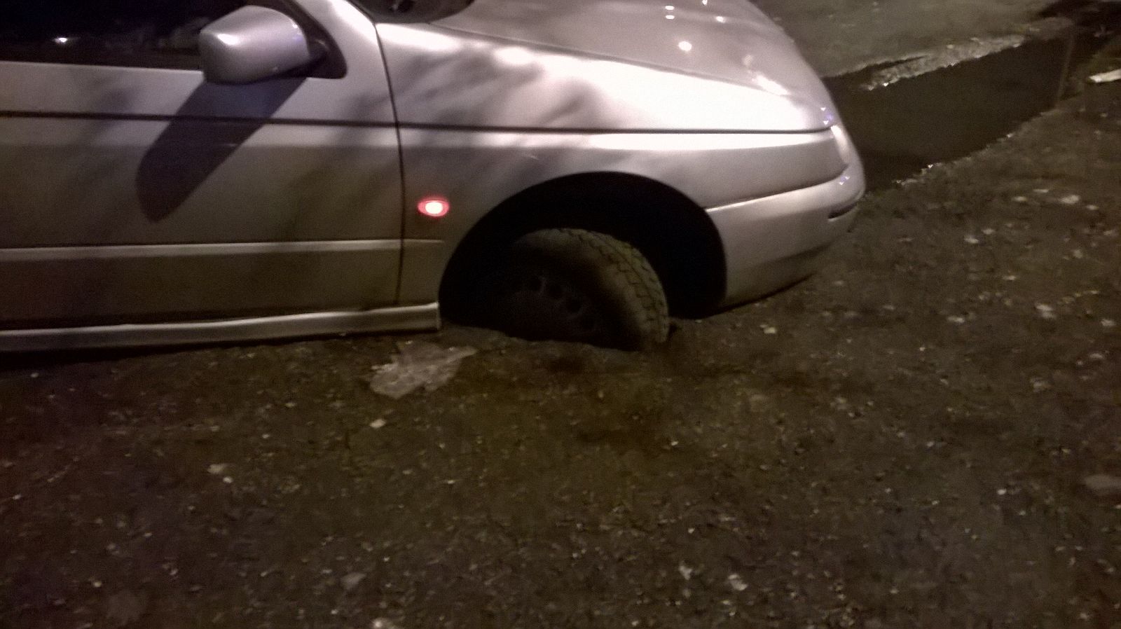 Auto incastrata nel buco del manto stradale: la Polizia Municipale si accollerà le spese del carro attrezzi
