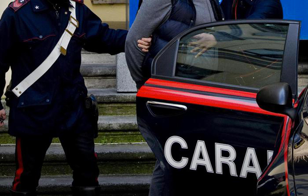 Colpisce con una testata l’addetto alla vigilanza di Decathlon per scappare con la merce rubata