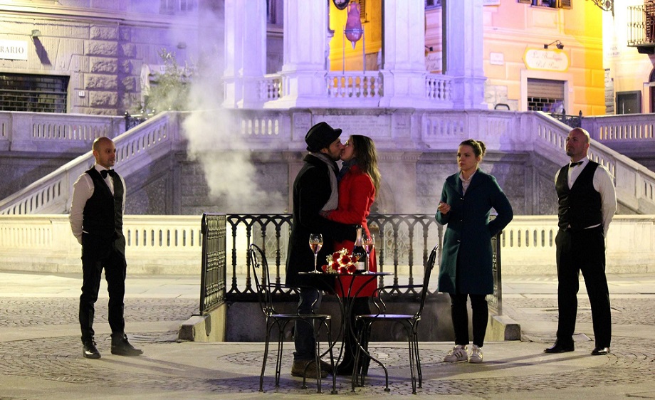 La passione si accende, ad Acqui torna il bacio sotto la Bollente