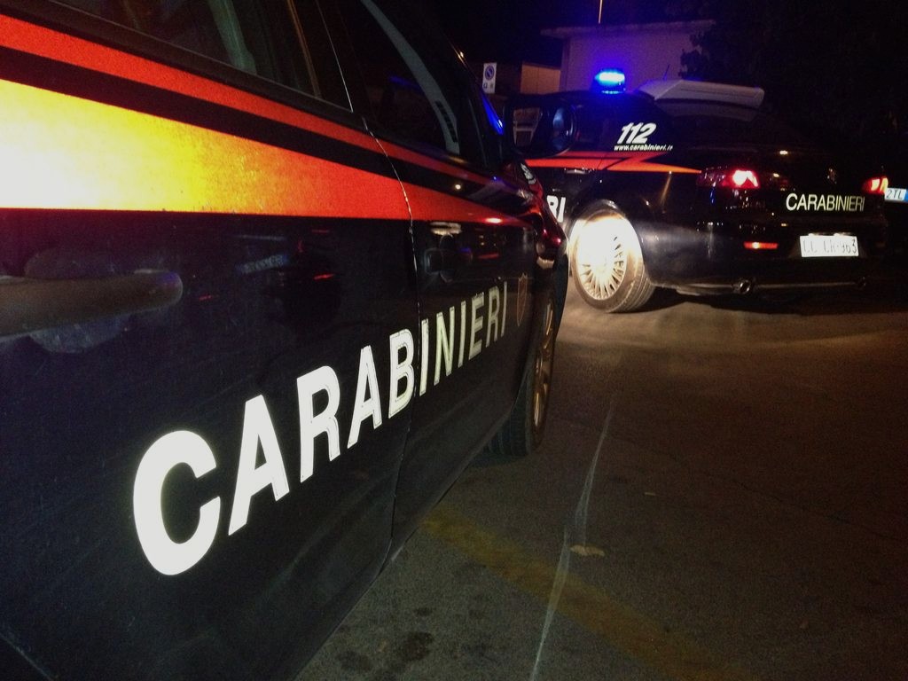 Coltelli e manganelli in auto: due persone denunciate