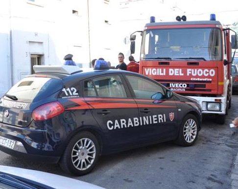 Butta i tizzoni del camino nell’isola ecologica e fa scoppiare un incendio anche in un vicino locale del Comune
