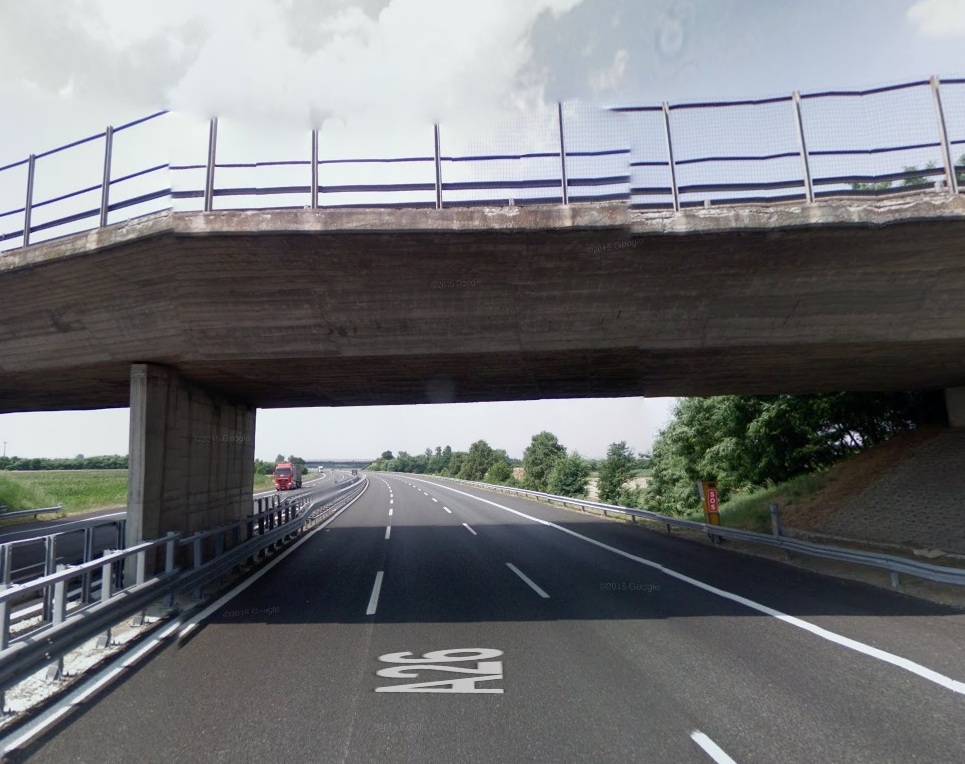 Sassi da un cavalcavia sull’A26: colpito un autocarro ma nessuna conseguenza per il guidatore