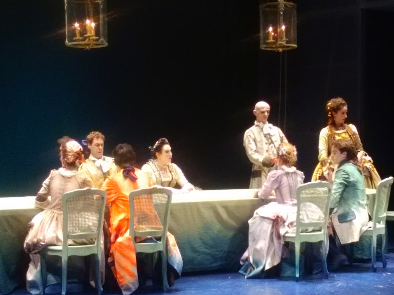 Una società e i singoli che le danno corpo. Recensione di “Una delle ultime sere di Carnovale” al Teatro Civico di Tortona