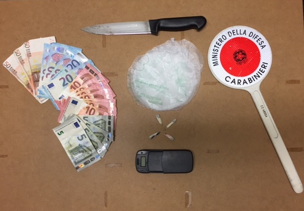 Trovati in piazza San Francesco con poco più di un grammo di eroina