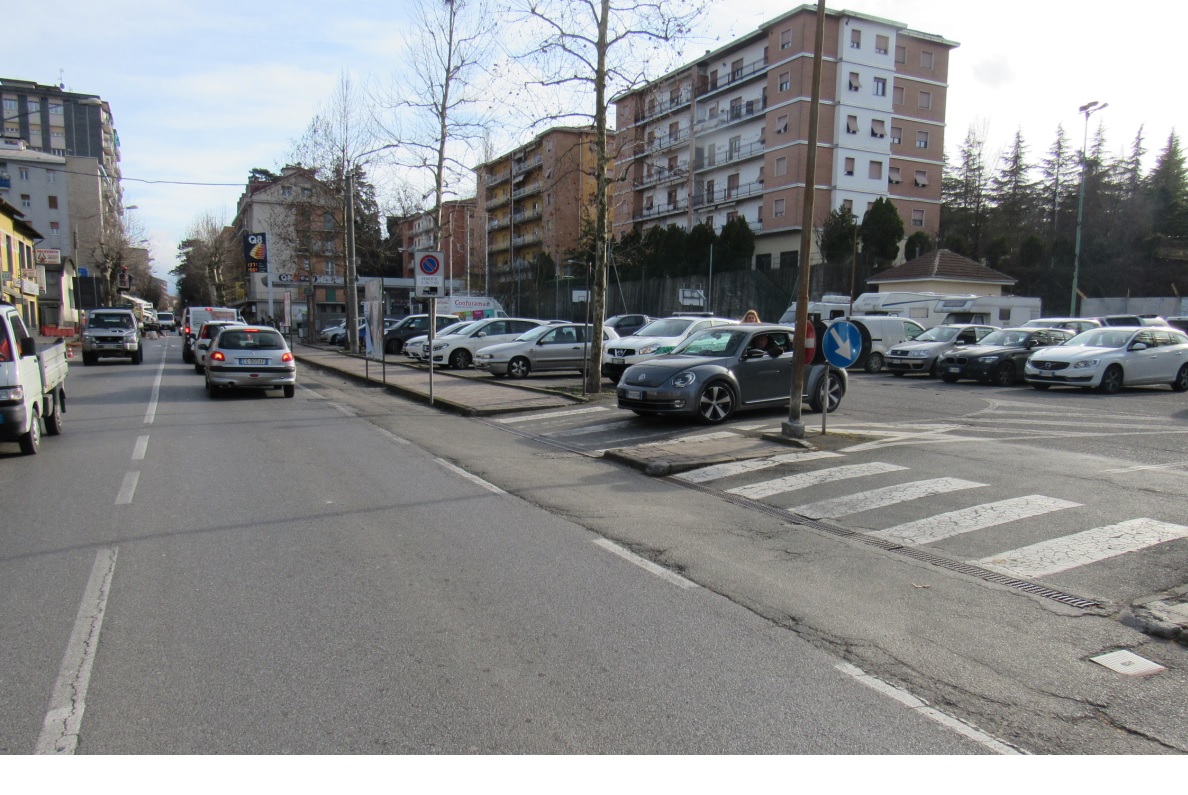 Scappa dopo un incidente e poi investe l’automobilista che cercava di bloccarlo