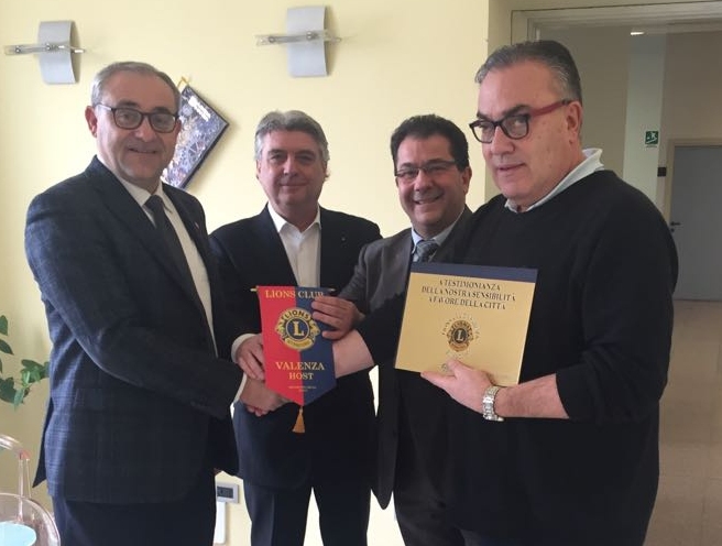 I Lions di Valenza donano una sonda per l’ecocardiografia al distretto di viale Santuario
