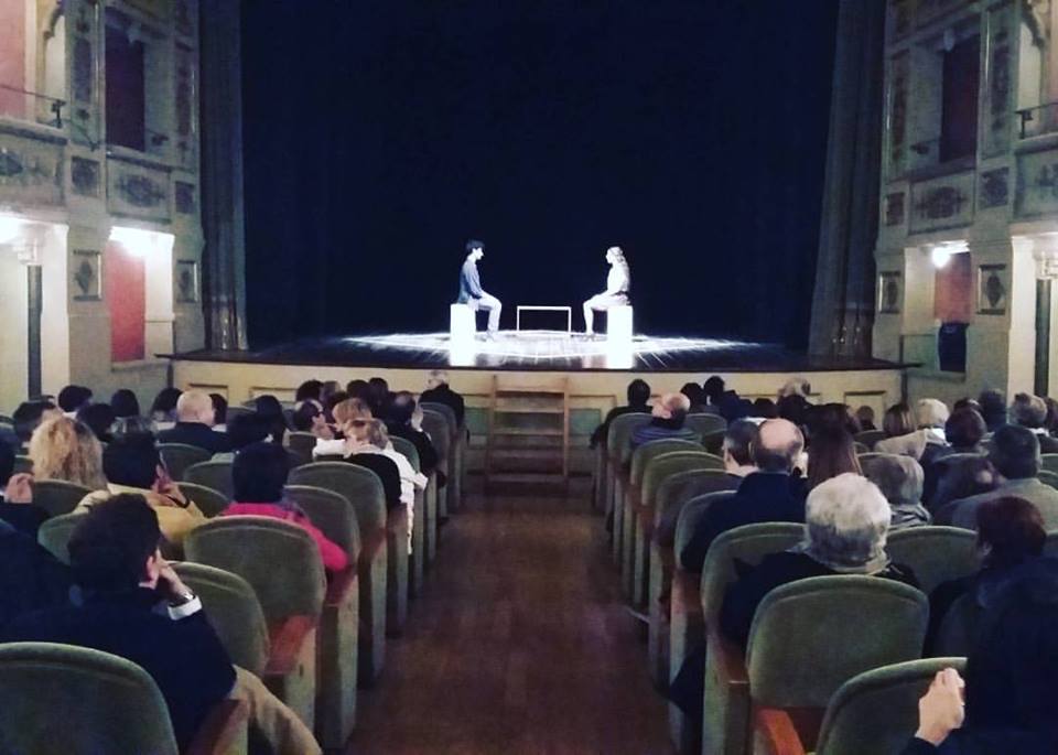 Il consumismo nelle relazioni amorose. Recensione di “Love date” al Teatro Sociale di Valenza