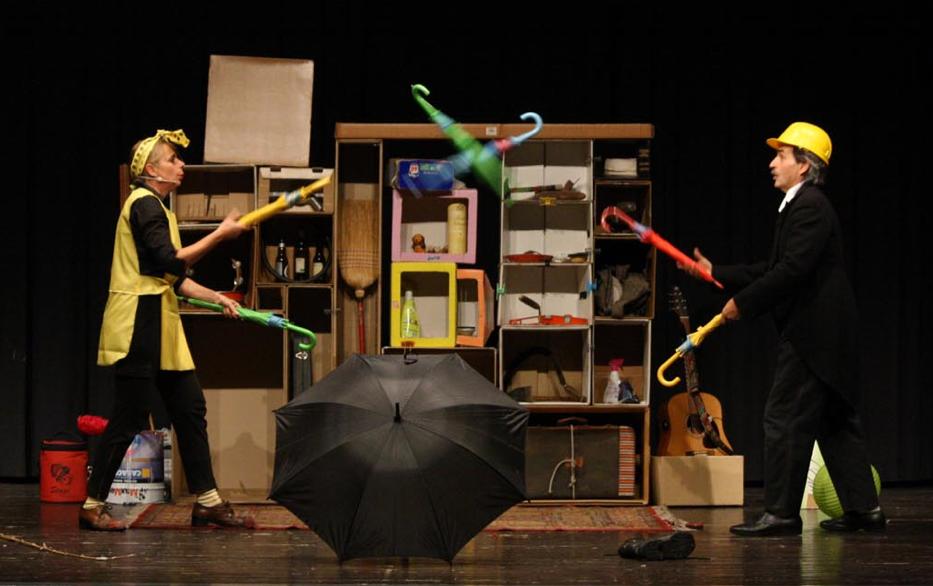 “Roclò, il circo degli oggetti abbandonati”: le cose apparentemente inutili rivivono al Teatro Comunale