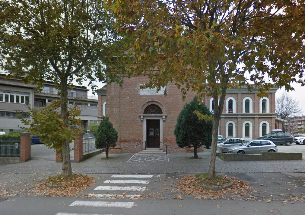 Finge di pregare e poi esce dalla chiesa con i ceri e un lettore dvd