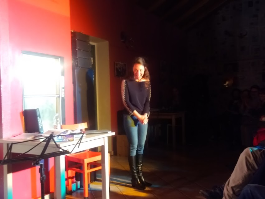La vita, il punto di vista e la vena comica. Recensione di  “Lei non sa chi sono io! – Storie m’alate alla ricerca di sé” a Voglia di Teatro