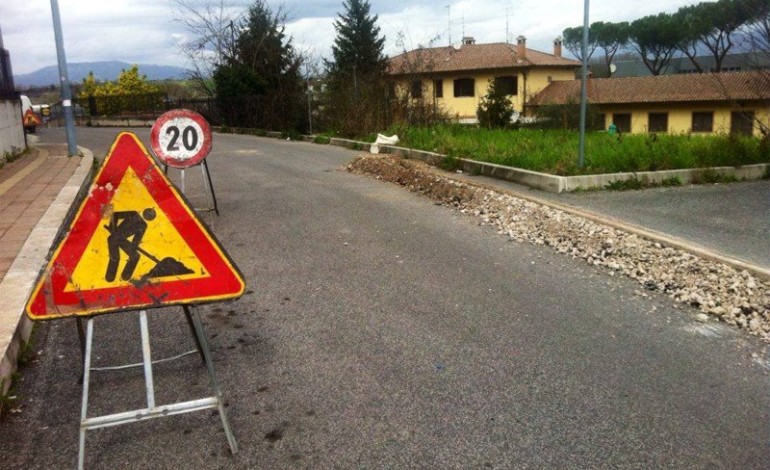 Fino a martedì operai al lavoro in strada Casalcermelli ad Alessandria per la posa della fibra ottica