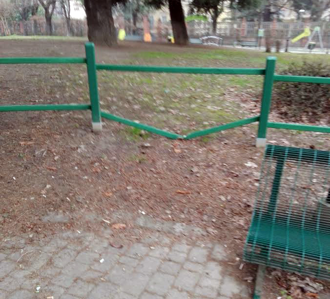 La staccionata danneggiata prima ancora che sia finita. L’associazione “Mano nella Mano” chiede al Comune più sicurezza
