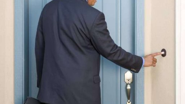 Prima gli vende una lavapavimenti e poi, incassate tutte le rate, torna a casa dell’acquirente e se la riprende