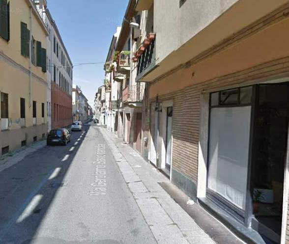 Aggredita e scippata in via Savonarola: “era buio e senza telecamere, nessuno se n’è accorto”