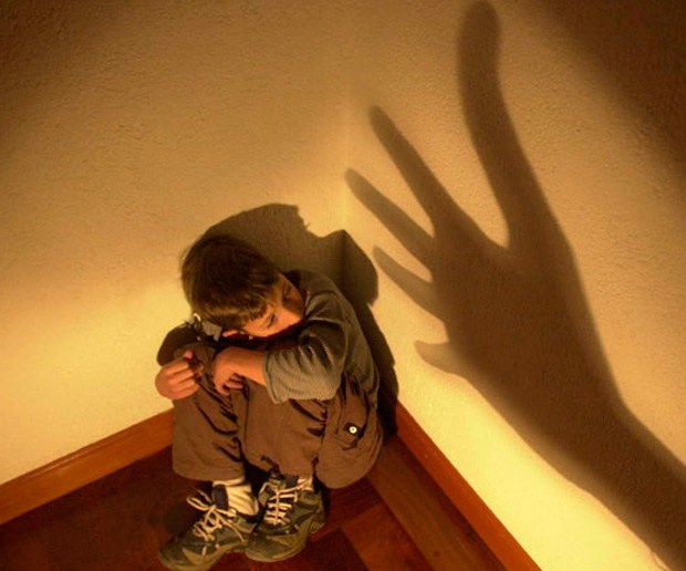 Denunciato dalla moglie dopo anni di botte, anche verso i figli piccoli: in manette un 38enne