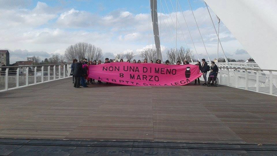 Striscione fucsia sul Ponte Meier di Non una di Meno