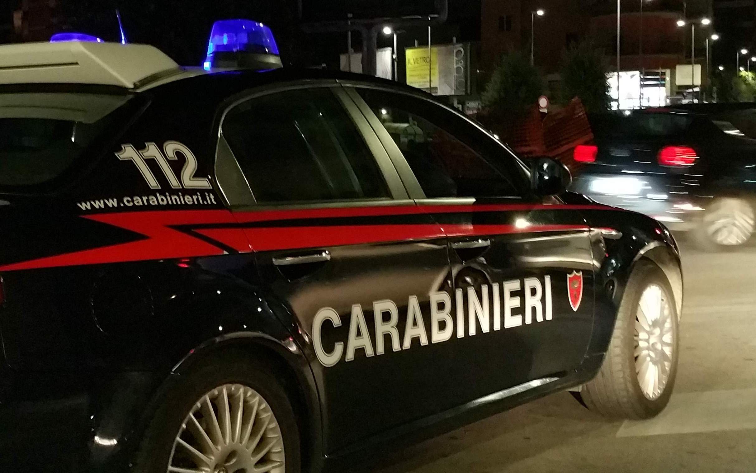 Lo trova a rubare sul suo furgone e lo blocca fino all’arrivo del 112
