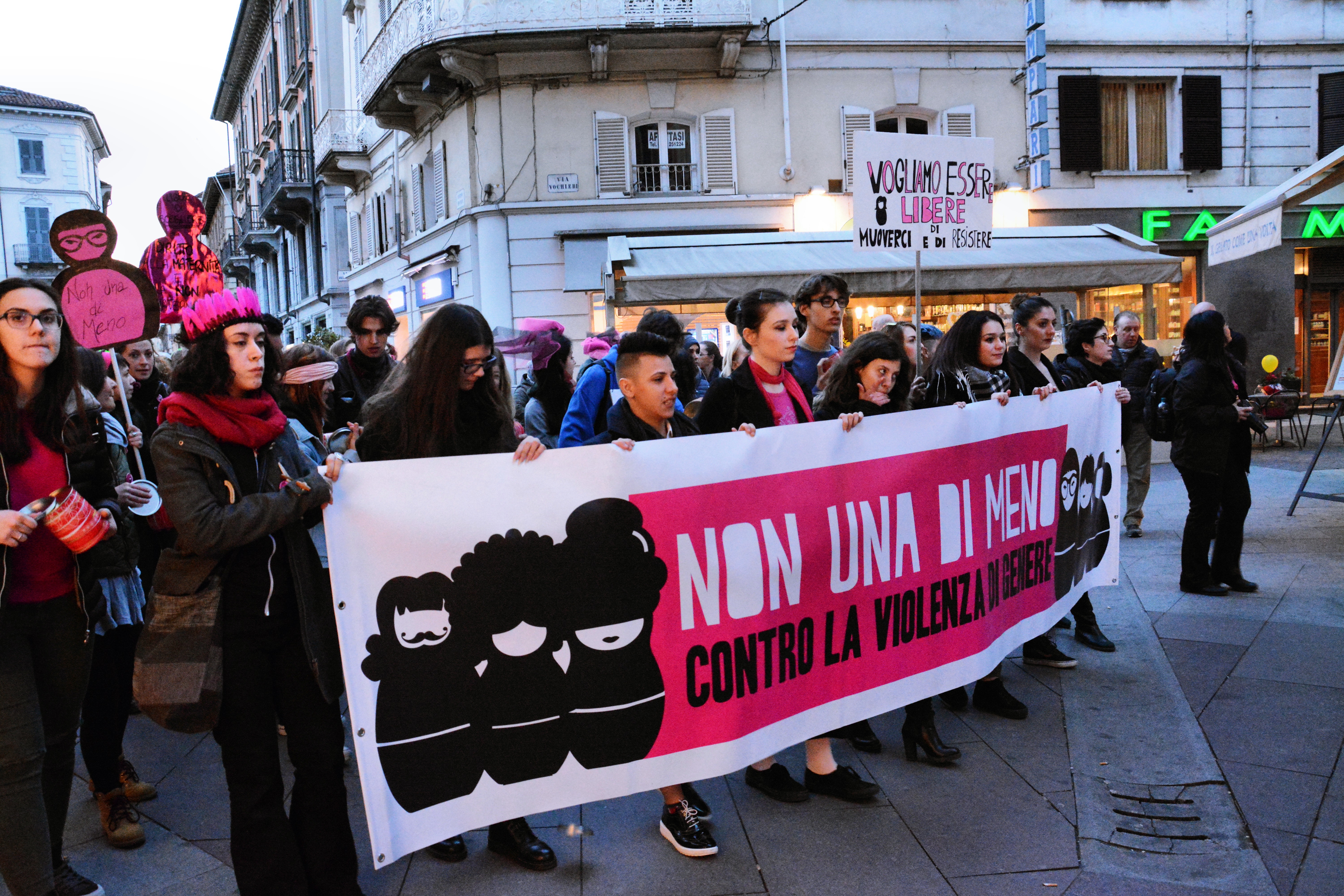 Un corteo nero e fucsia ad Alessandria per la festa della Donna
