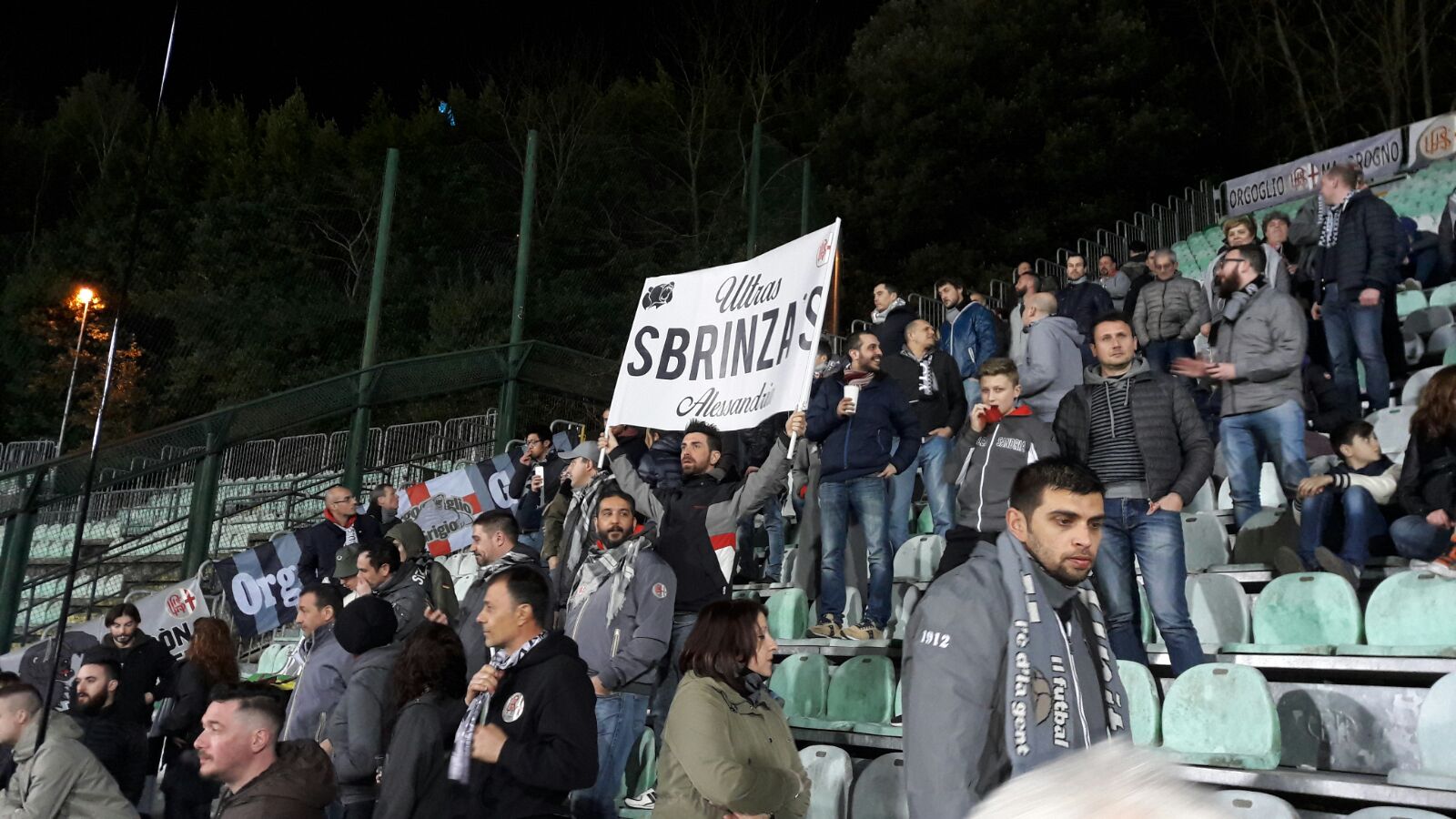 “Rischiamo di buttare di nuovo tutto”: in viaggio con i tifosi grigi